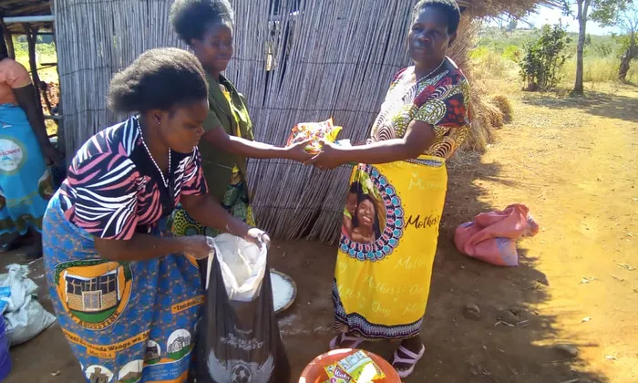 Kvinder fra Mangochi-regionen meldte sig frivilligt til at uddele madpakkerne